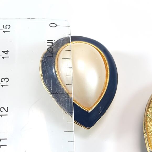 Vintage Navy and Gold Clip-on Earrings, Pearl Center, Retro Teardrop Design - Picture 10 of 10